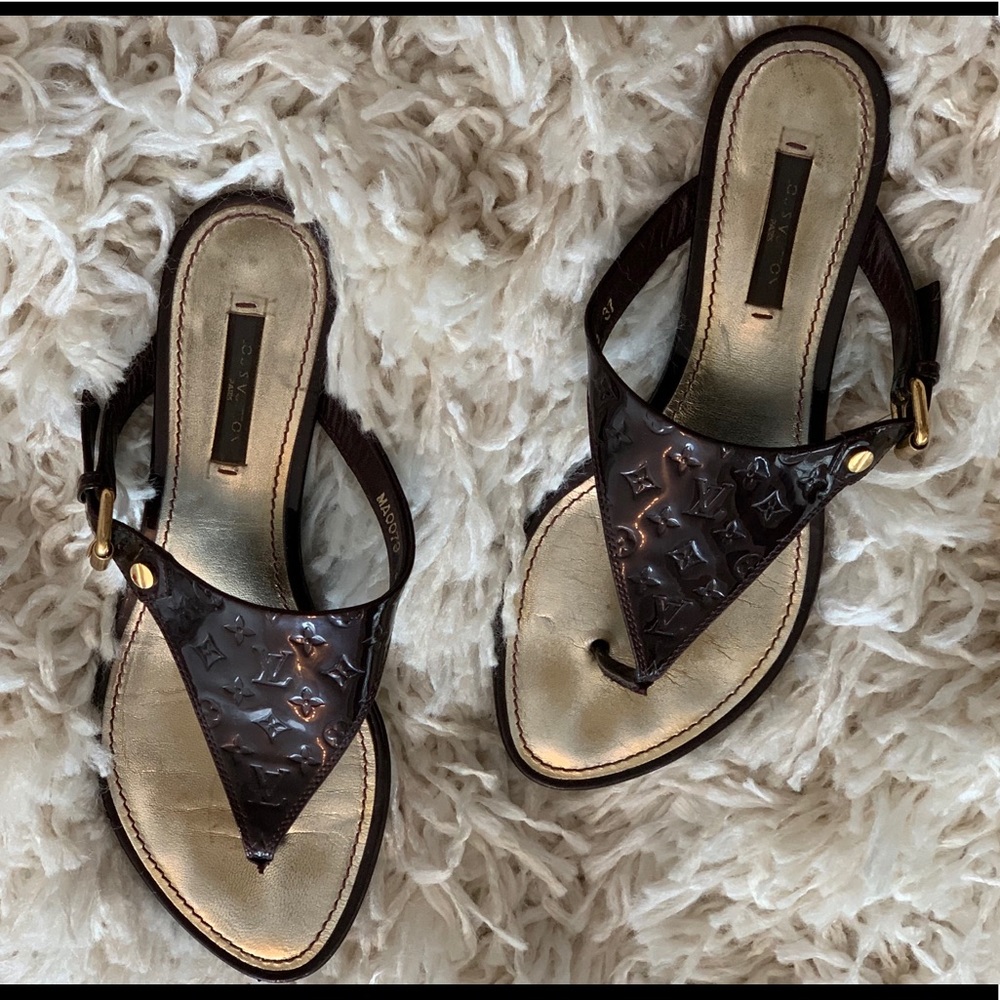 LouisVuitton Amarante monogram flip-flops.